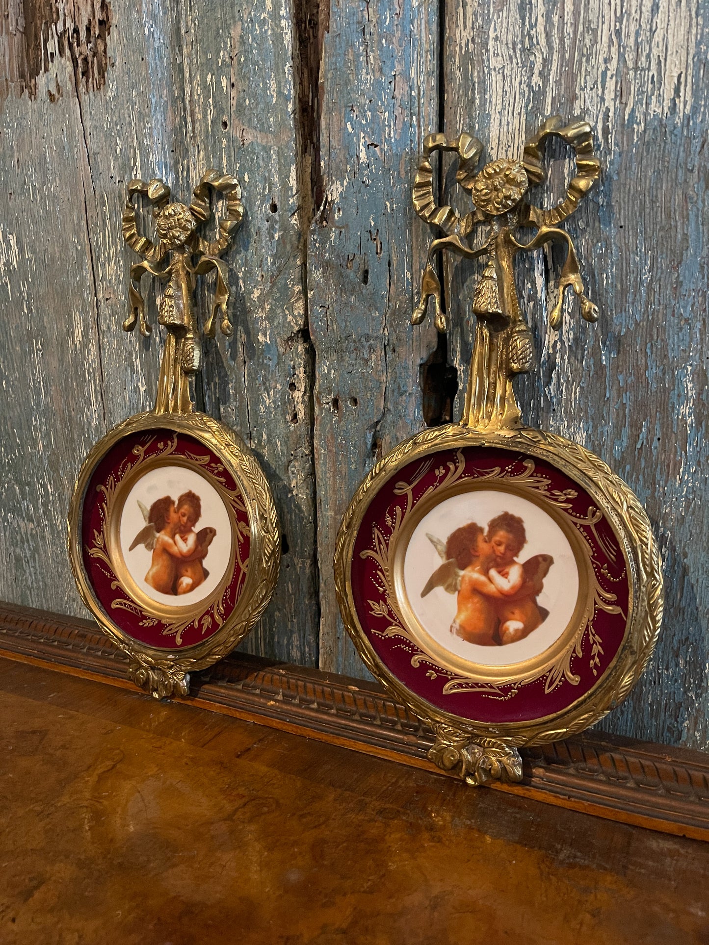 Cherub Plate in Gold Bow and Tassel Metal Hanger