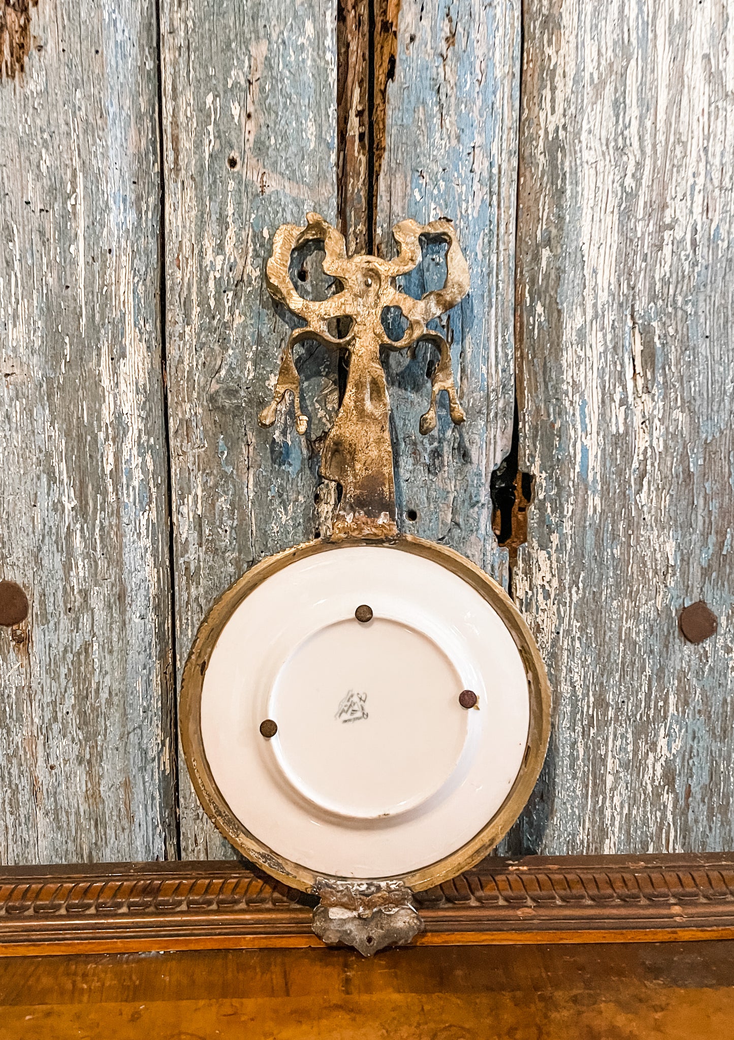 Cherub Plate in Gold Bow and Tassel Metal Hanger