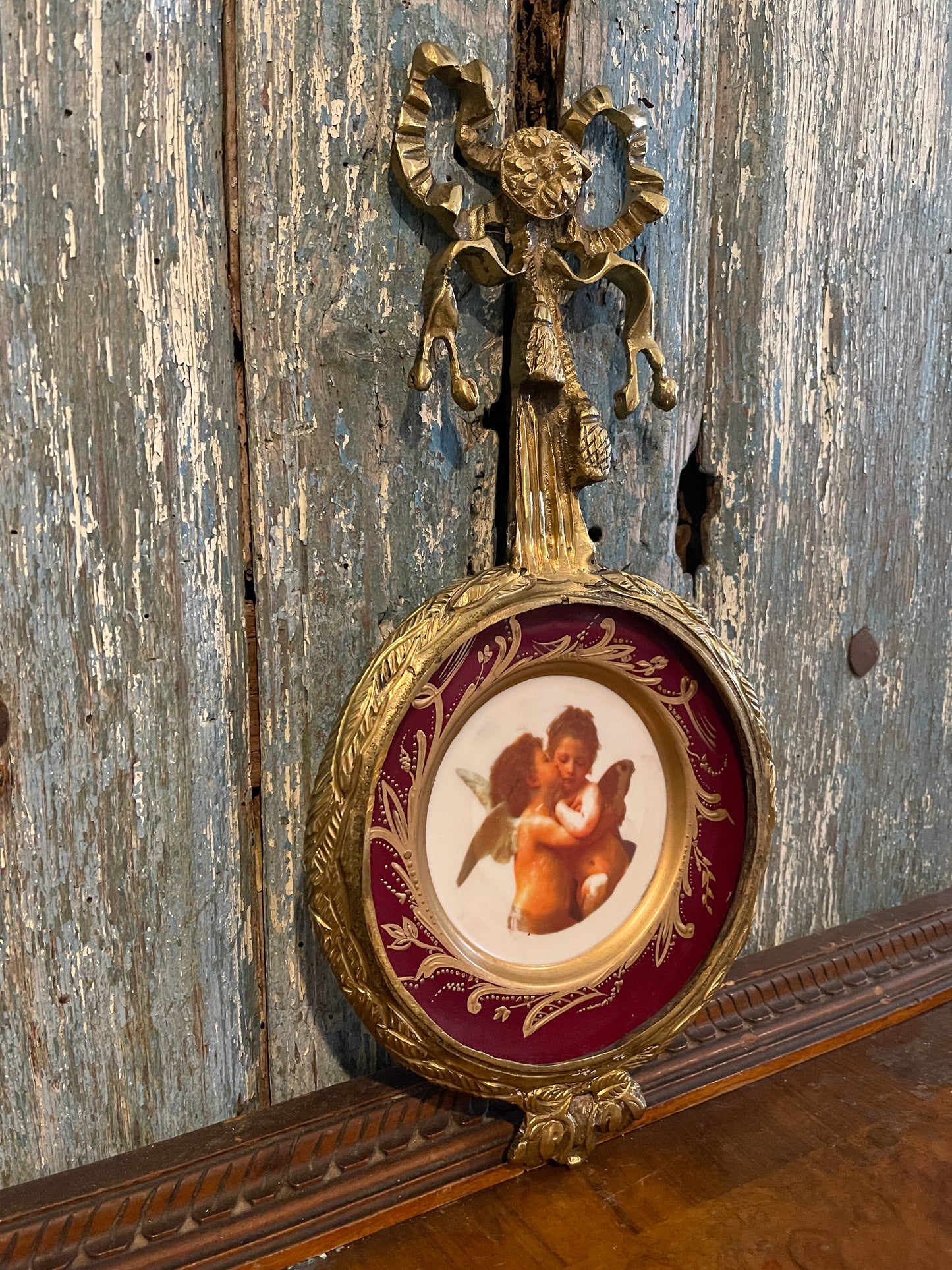 Cherub Plate in Gold Bow and Tassel Metal Hanger
