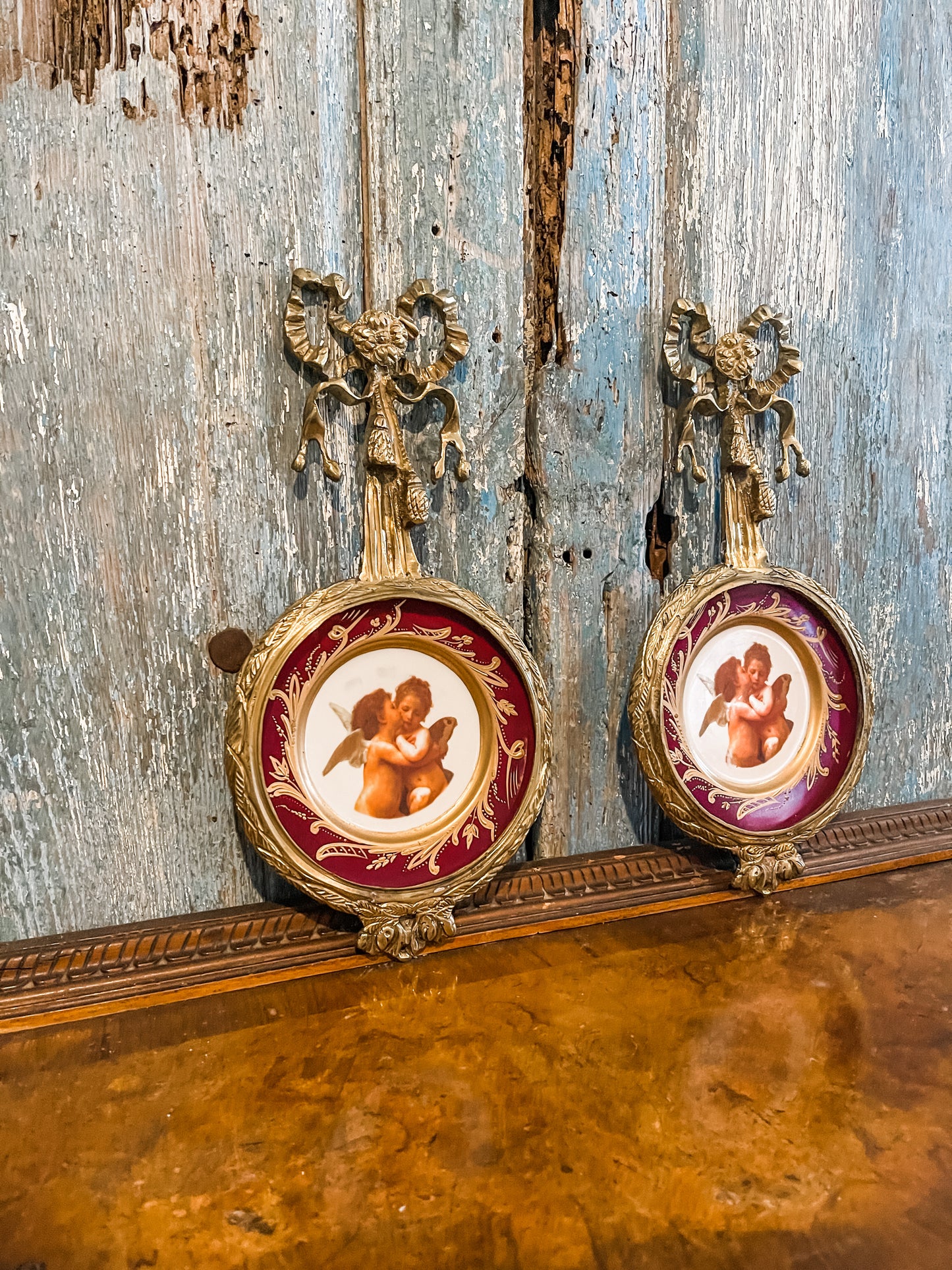 Cherub Plate in Gold Bow and Tassel Metal Hanger
