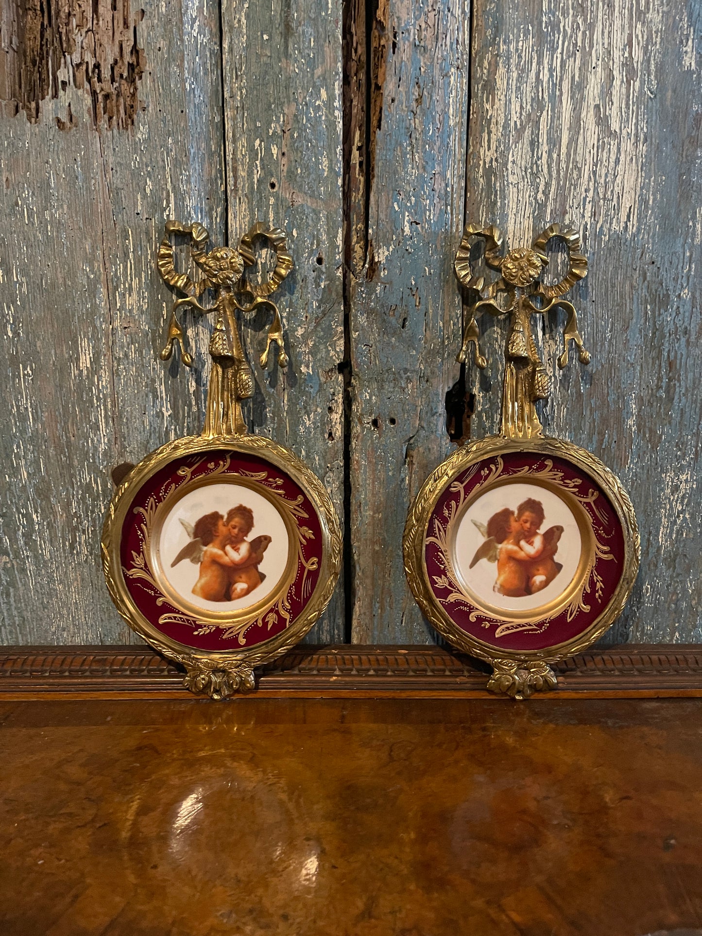 Cherub Plate in Gold Bow and Tassel Metal Hanger