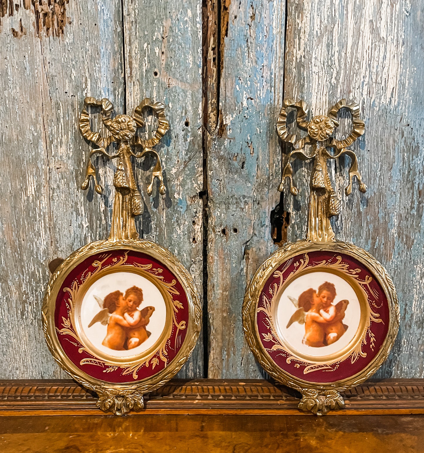 Cherub Plate in Gold Bow and Tassel Metal Hanger