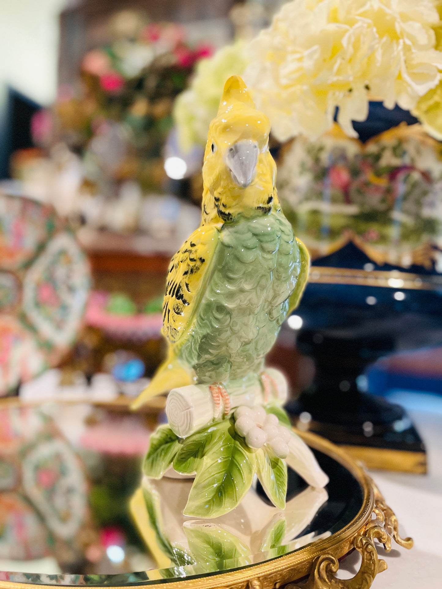 Vintage Italian Porcelain Cockatoo Sculpture
Hollywood Regency • Palm Beach Style • Estate-Sourced Italian Decor