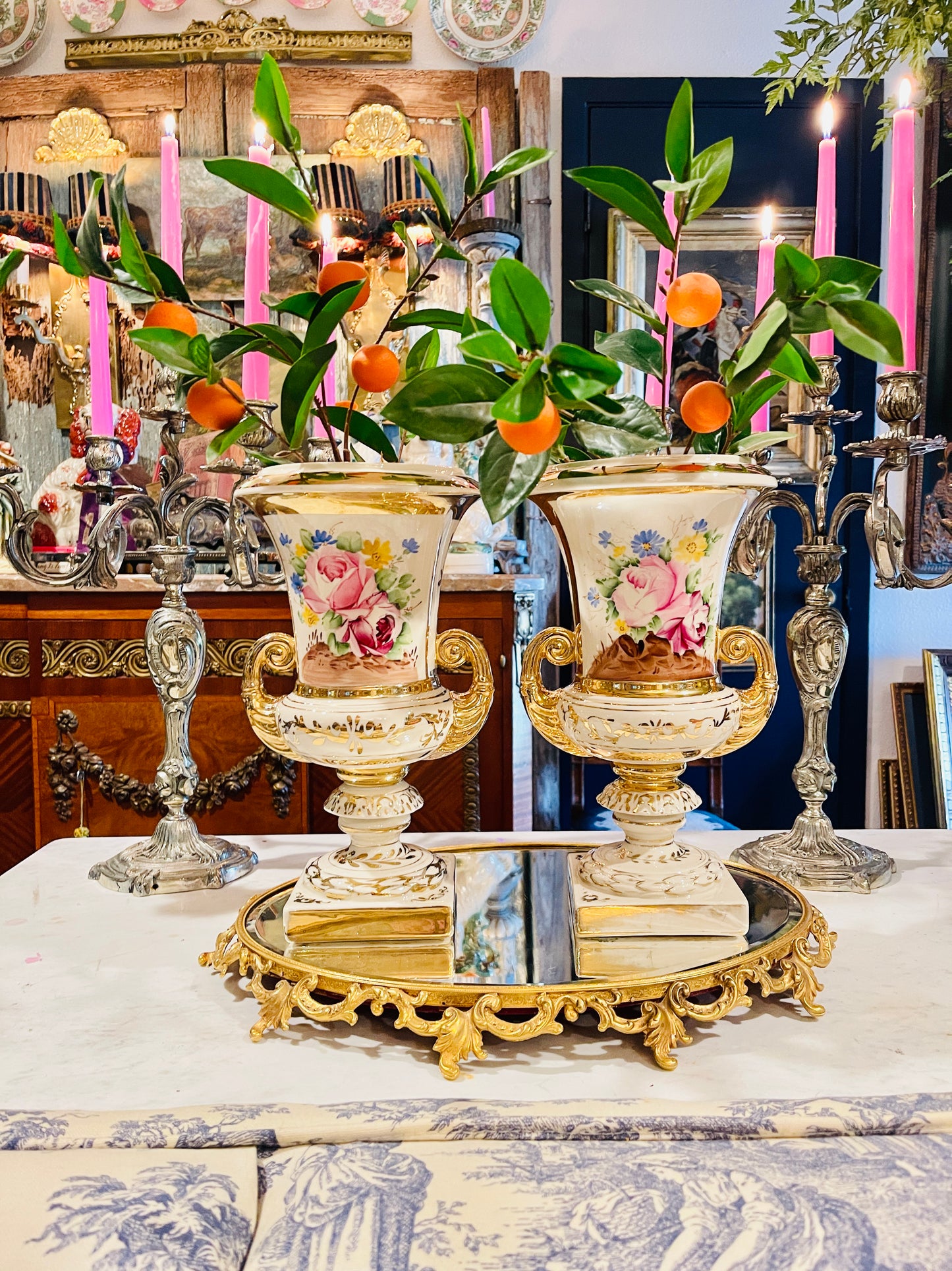 19th century French Old Paris porcelain urns (circa 1820–1840), Pair