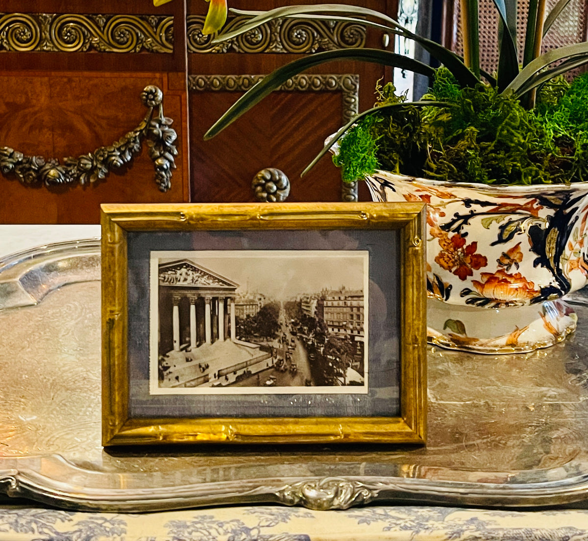 La Madeleine et les Grands Boulevards
The a Madeleine» Church and the
« Grands Boulevards, Antique Paris Postcard, Framed