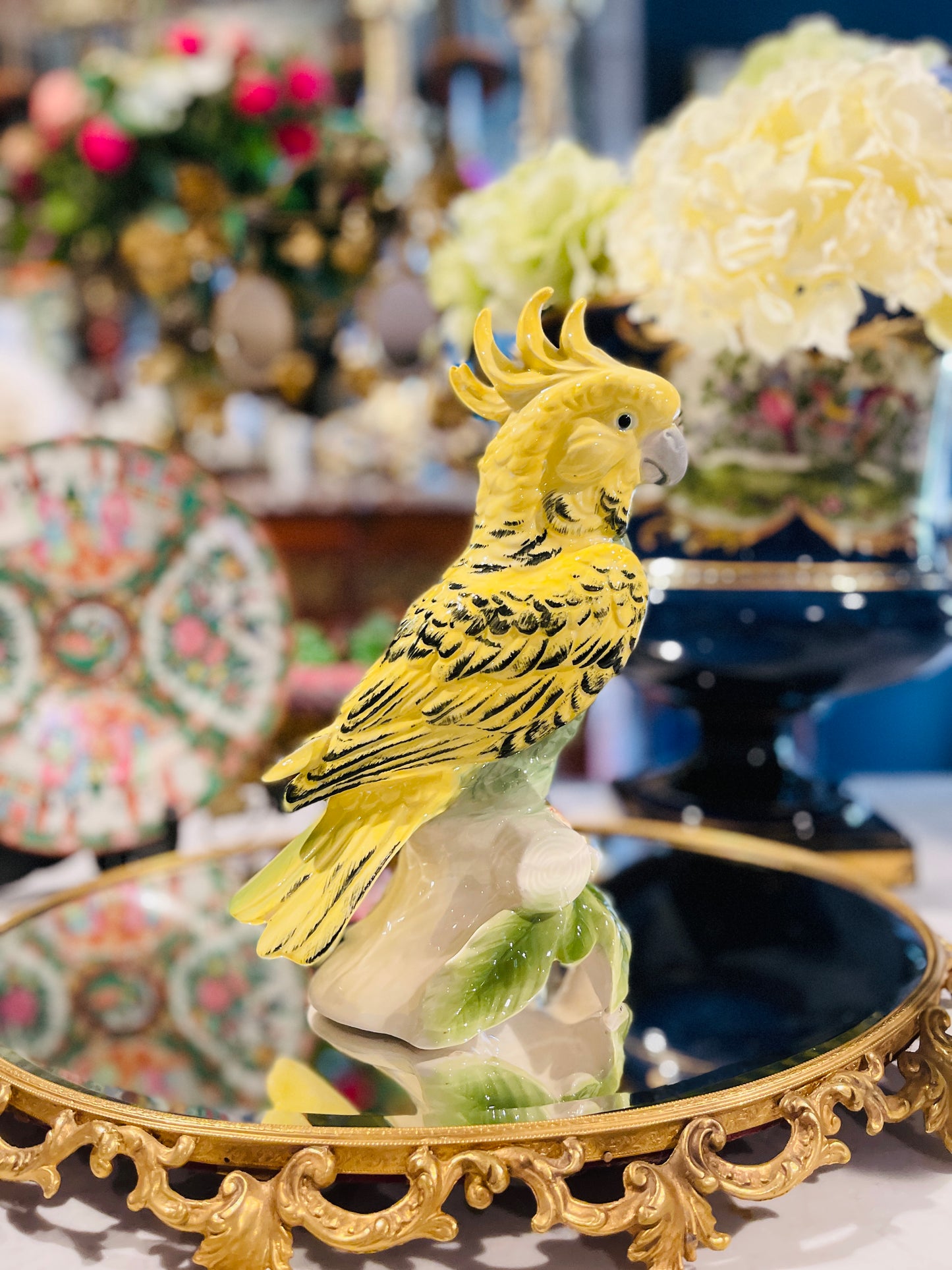 Vintage Italian Porcelain Cockatoo Sculpture
Hollywood Regency • Palm Beach Style • Estate-Sourced Italian Decor