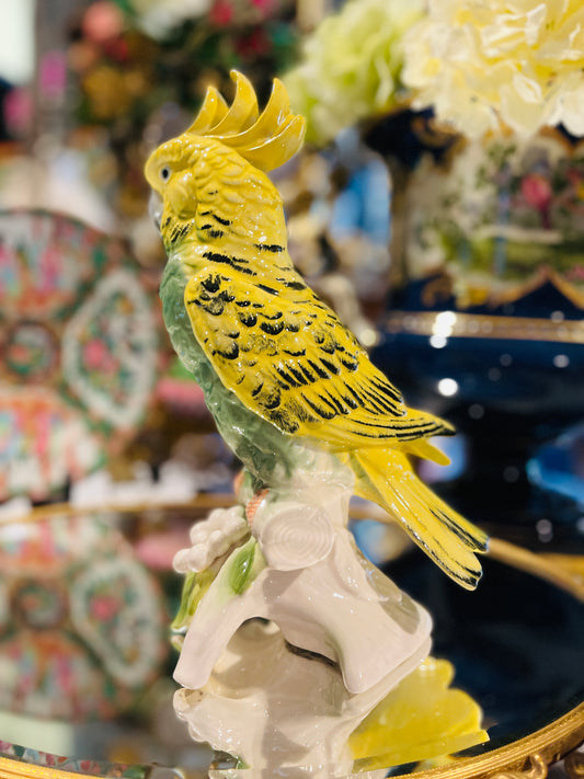 Vintage Italian Porcelain Cockatoo Sculpture
Hollywood Regency • Palm Beach Style • Estate-Sourced Italian Decor