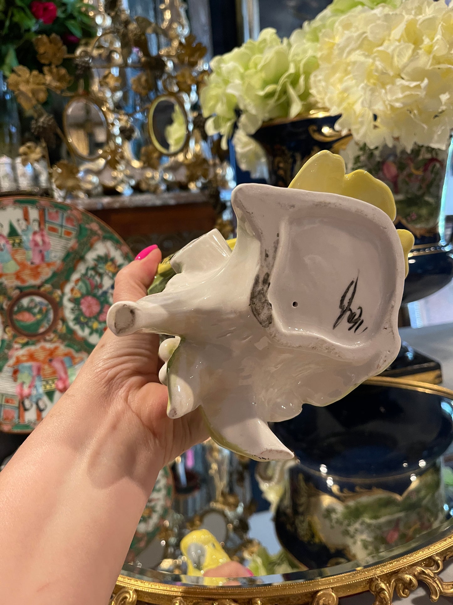 Vintage Italian Porcelain Cockatoo Sculpture
Hollywood Regency • Palm Beach Style • Estate-Sourced Italian Decor