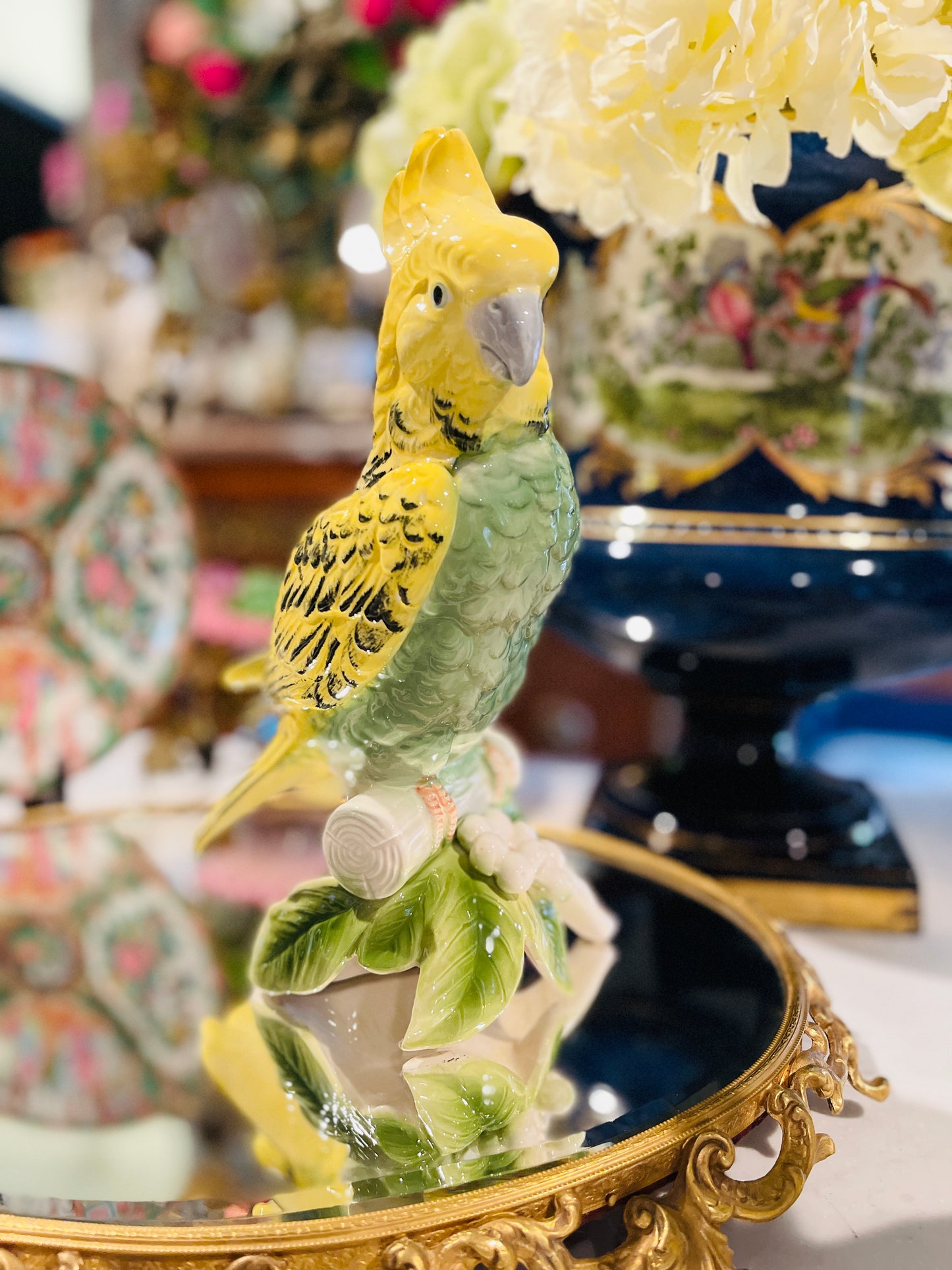 Vintage Italian Porcelain Cockatoo Sculpture
Hollywood Regency • Palm Beach Style • Estate-Sourced Italian Decor