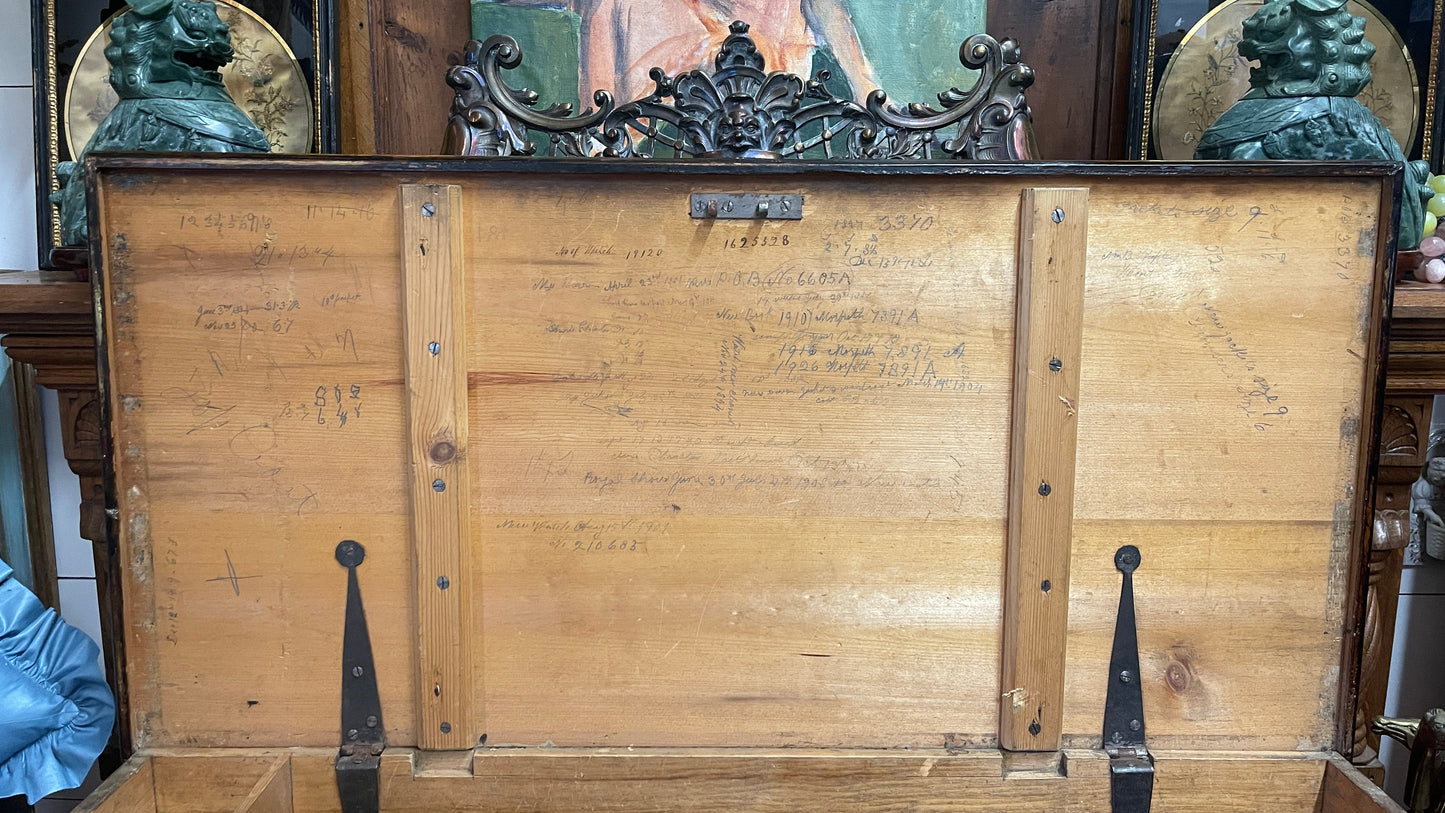 English House Blanket/Storage Box – Grand Georgian Manor, Pink Drapes, Four Plants in Urns