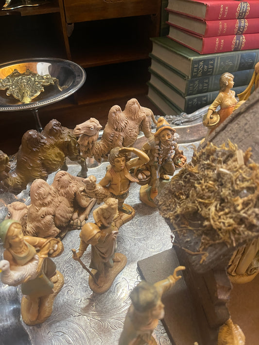 Vintage 28-Piece Italian Fontanini Nativity Set with Townspeople – Hand-Painted Heirloom Crèche Scene